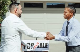 Imagen Decorativa de un agente y un cliente cerrando un trato